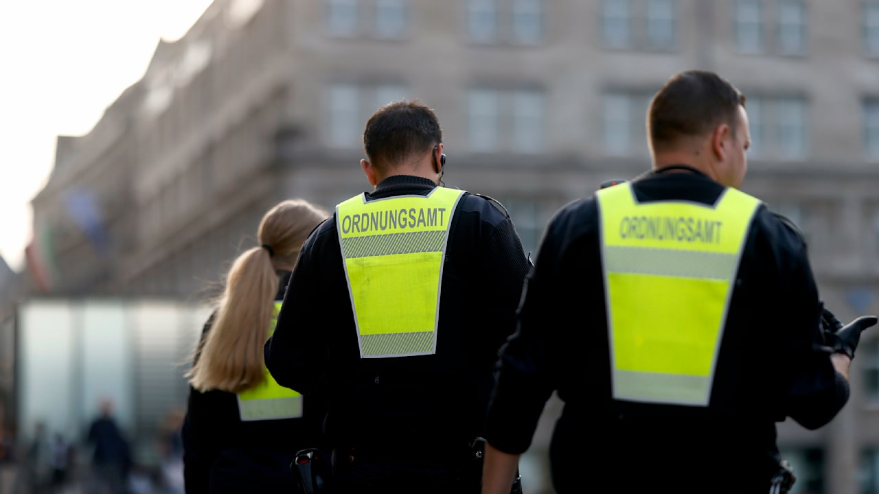 Düsseldorf: Salsa-Fans dürfen nach Verbot wieder antanzen | Regional