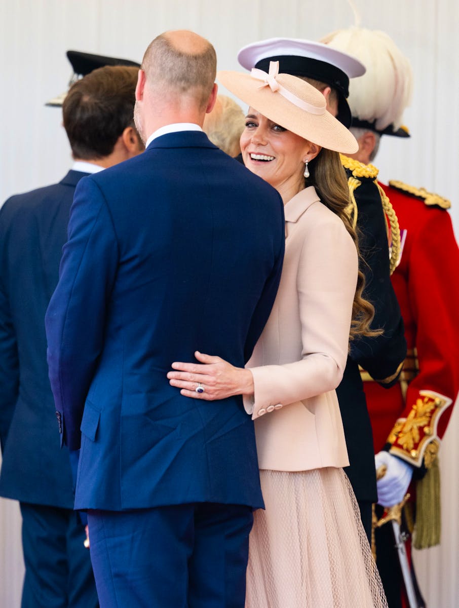 Auf Schloss Windsor fingen die Fotografen einen süssen Moment zwischen Prinzessin Kate und Prinz William ein.
