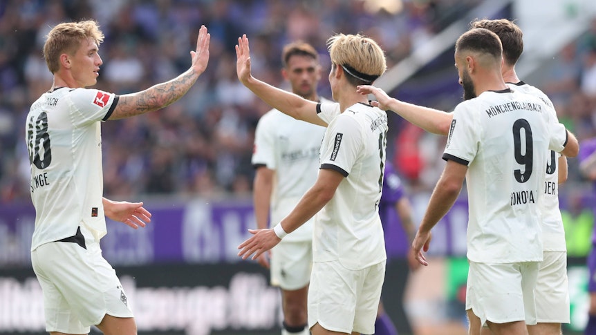 Spieler von Borussia Mönchengladbach bejubeln einen Treffer.