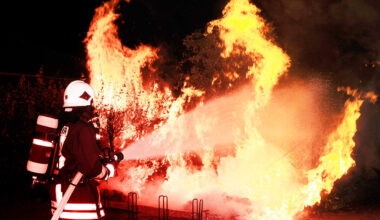 Kellerbrand in Essen: Feuerwehr kämpft gegen starke Hitze | Regional
