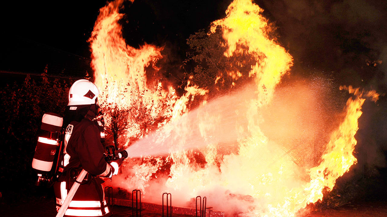 Kellerbrand in Essen: Feuerwehr kämpft gegen starke Hitze | Regional