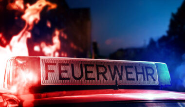 Brand in Oberhausen: Feuerwehr rettet Bewohner aus Mehrfamilienhaus | Regional