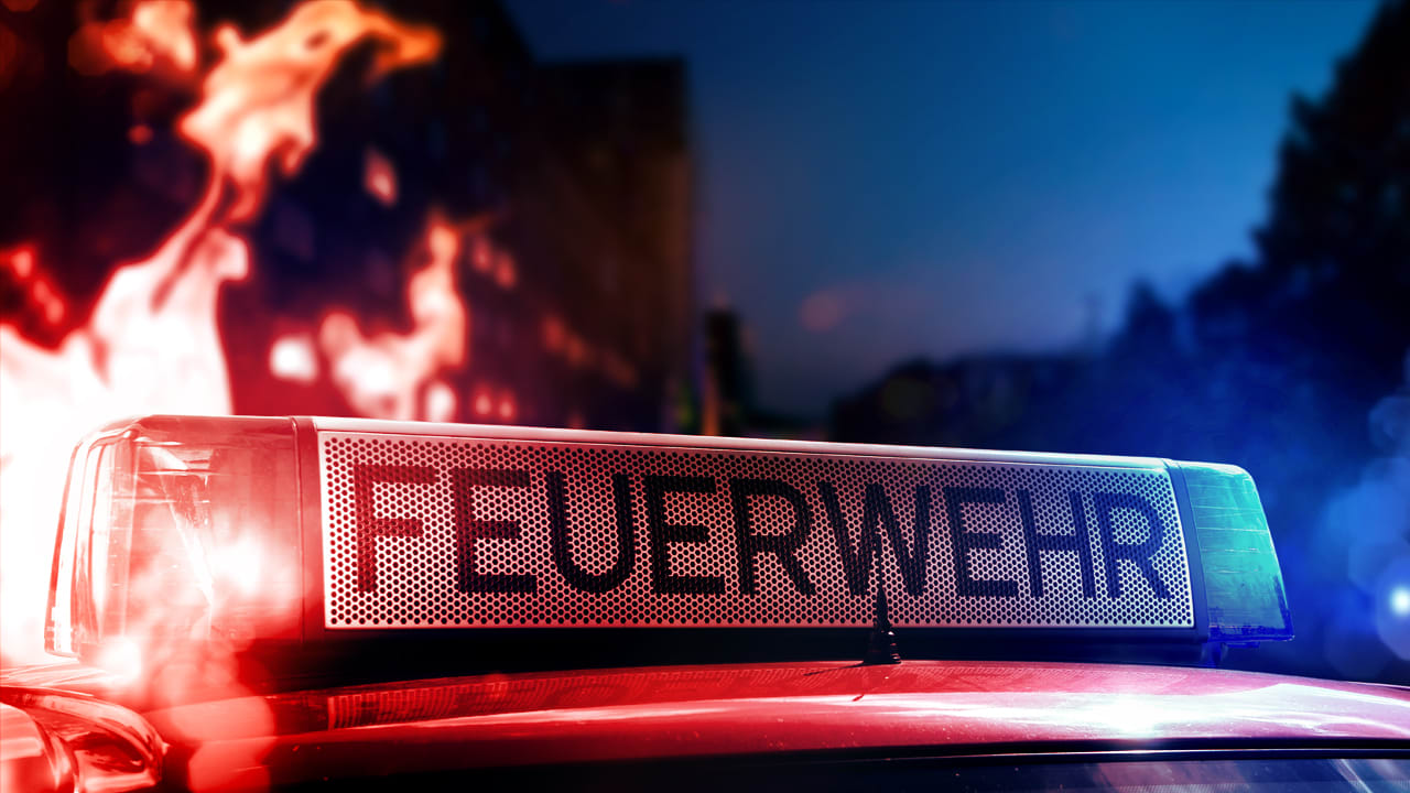 Brand in Oberhausen: Feuerwehr rettet Bewohner aus Mehrfamilienhaus | Regional