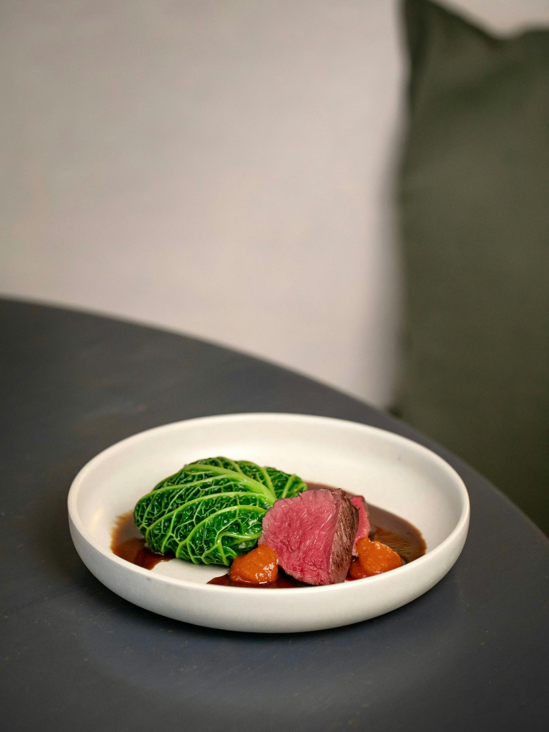 Rehrücken, Kopfsalat, Bärlauch und Jus