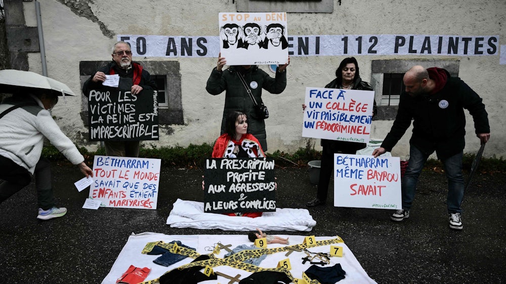 Nach Bekanntwerden der Vorwürfe kam es zu Demonstrationen, wie hier im Februar vor der Privatschule Bétharram im Südwesten des Landes.