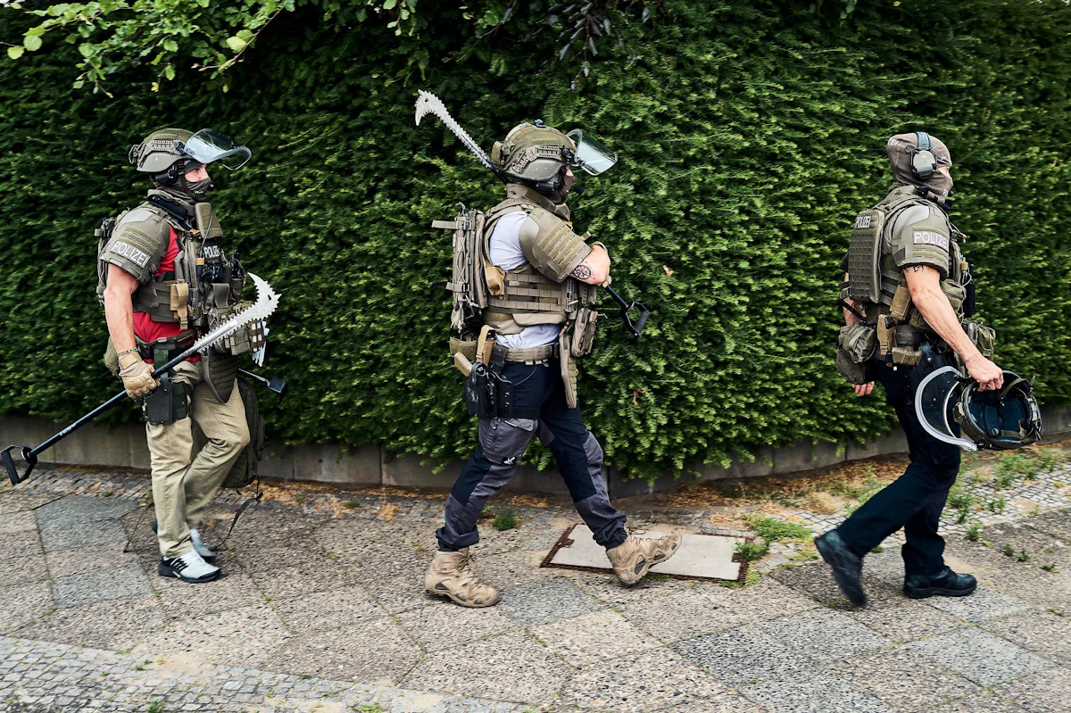 Polizei - SEK-Einsatz in Berlin-Rudow – 42-Jähriger festgenommen - Panorama