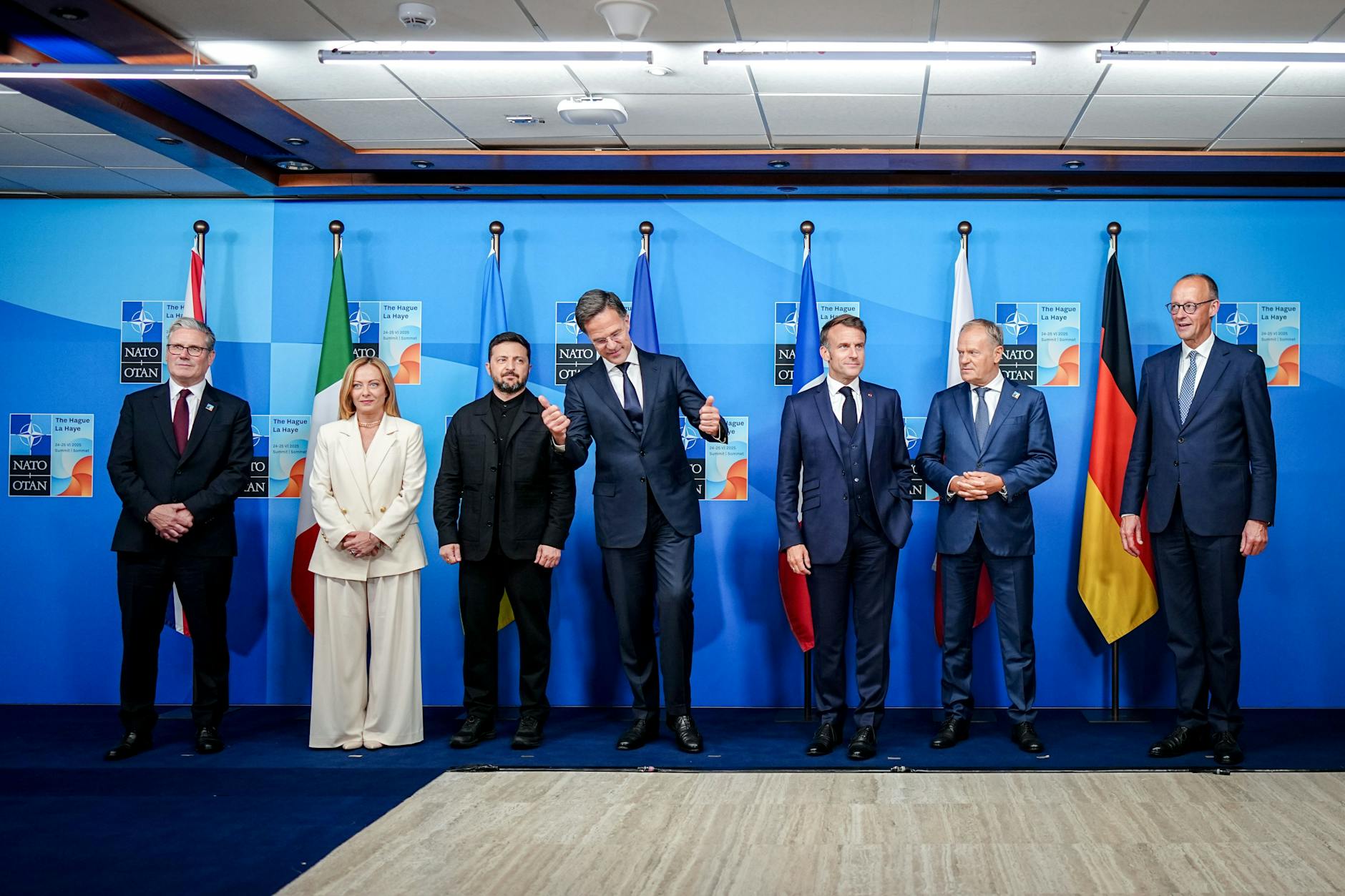 Keir Starmer, Giorgia Meloni, Wolodymyr Selenskyj, Mark Rutte, Emmanuel Macron, Donald Tusk und Friedrich Merz (vl.n.r) kommen zum sogenannten E5-Treffen am Rande des Nato-Gipfels zusammen.