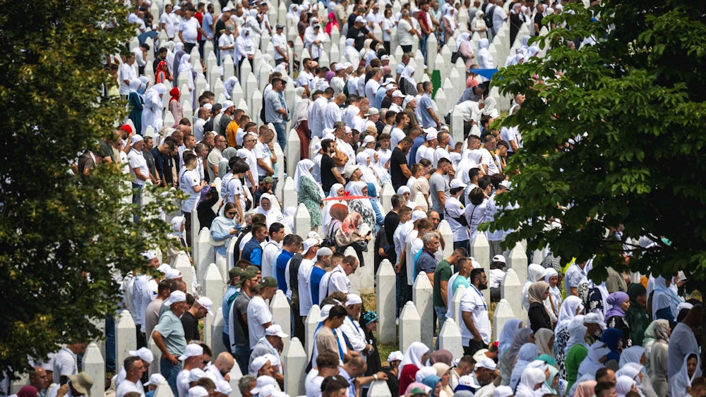 Tausende kamen im Dorf Potocari zusammen, um an die Massaker zu erinnern. Während der Zeremonie wurden die sterblichen Überreste weiterer Opfer beigesetzt.