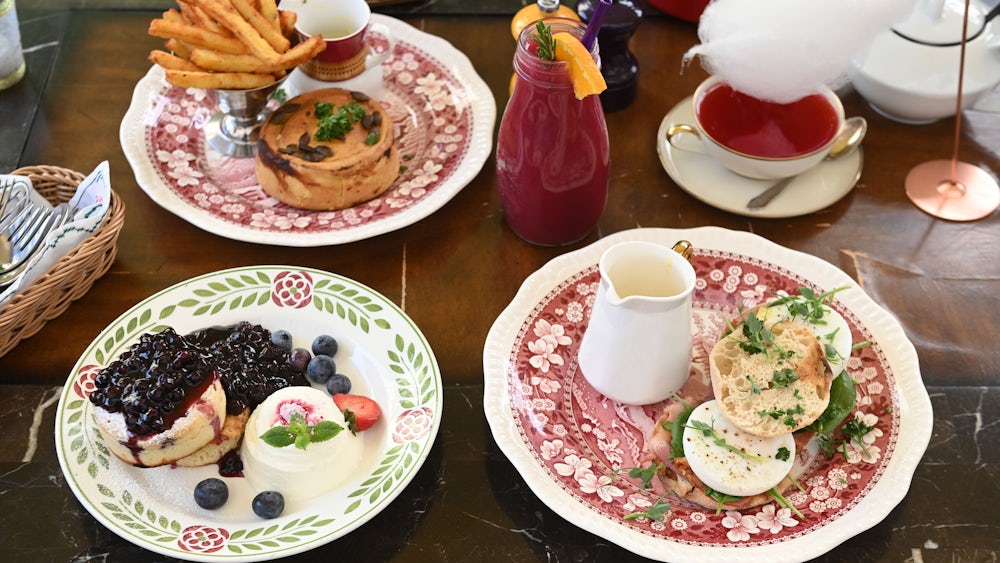 Alles, was das britische Herz begehrt: Im jungen Café und Pub Winkelgasse gibt es von Crumpets bis Eggs Benedict eine breite Auswahl an Köstlichkeiten. Tee gibt es natürlich auch.
