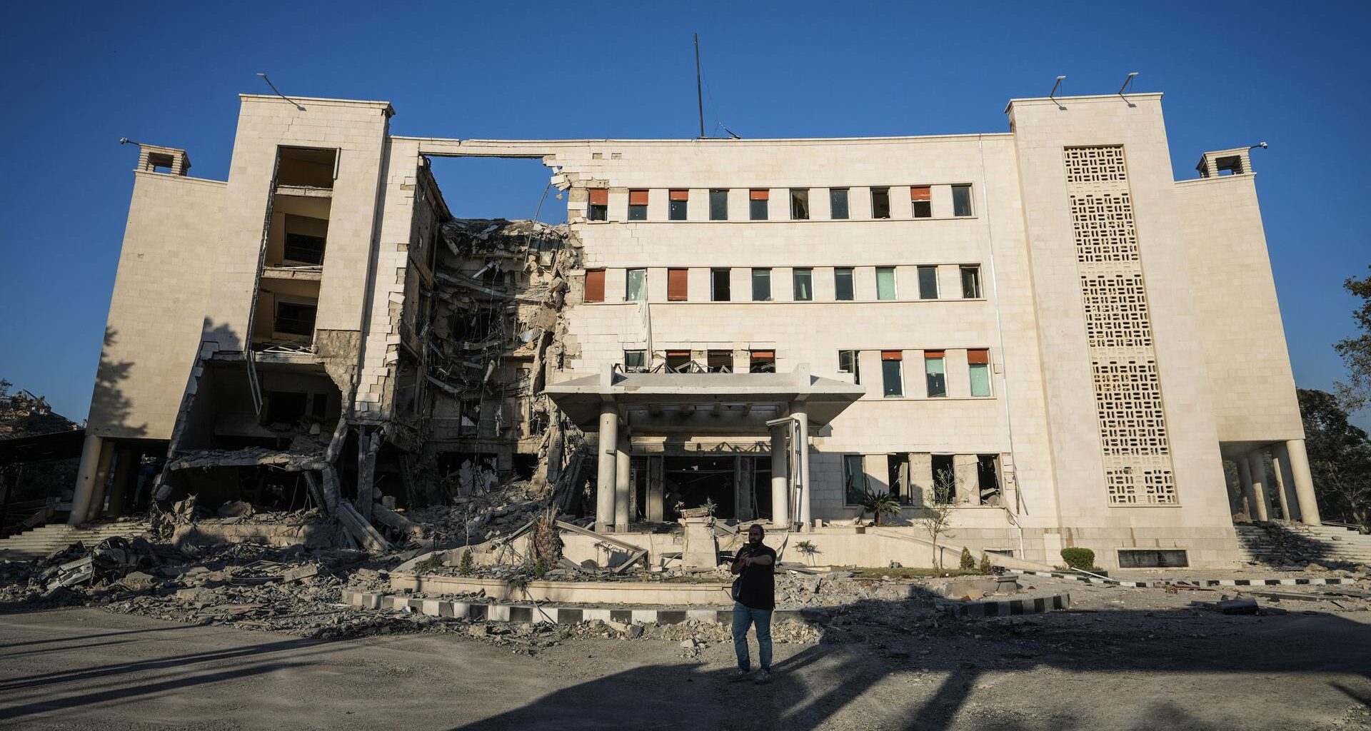 Das Foto zeigt das stark beschädigte Gebäude des syrischen Generalstabs, nachdem es von israelischen Luftangriffen auf Damaskus getroffen wurde.