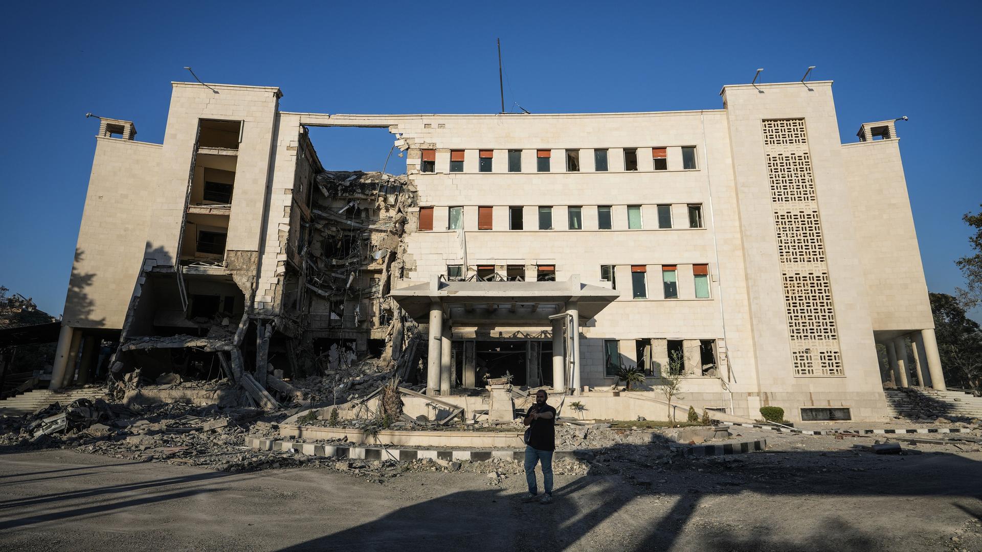 Das Foto zeigt das stark beschädigte Gebäude des syrischen Generalstabs, nachdem es von israelischen Luftangriffen auf Damaskus getroffen wurde.