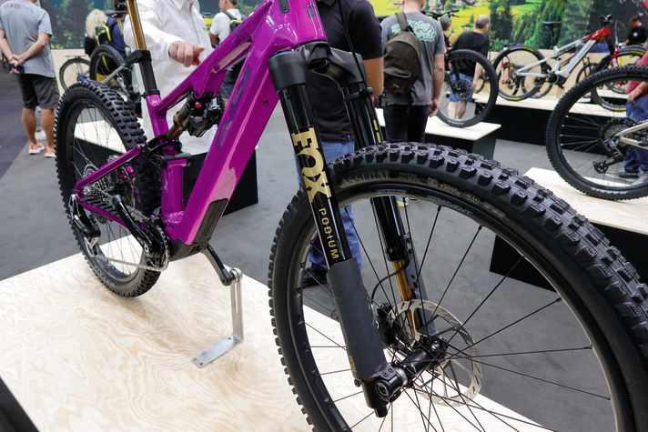 Das abfahrtsstärkste DJI-Bike von Crussis kommt mit der neuen Upsidedown-Gabel Fox Podium.