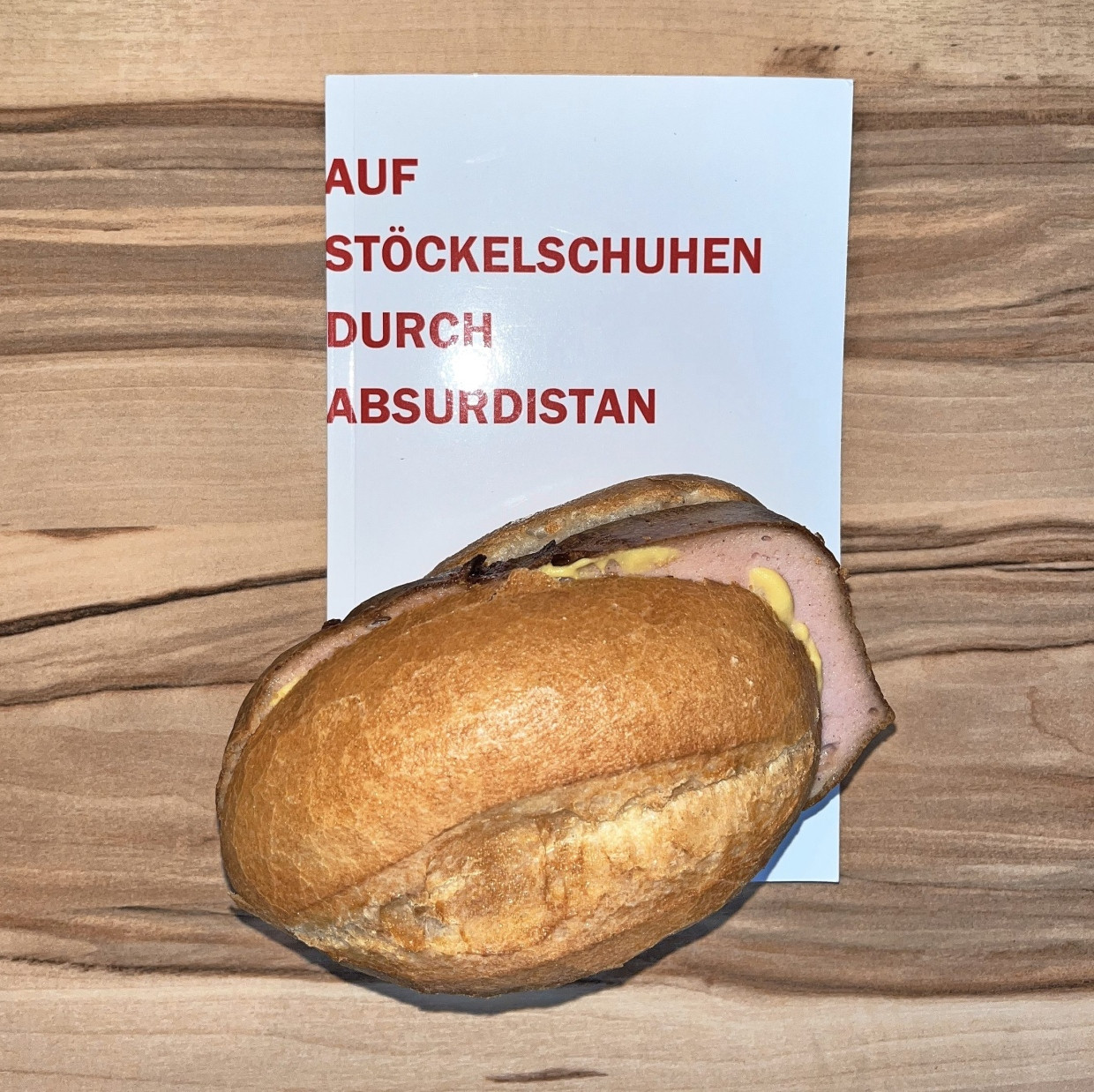 Das Buch der Ministerin und passend dazu: ein Fleischkäsbrötchen