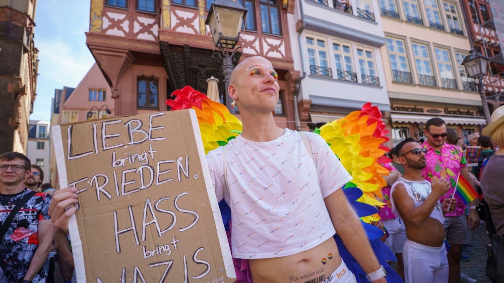 Jonas Elgebeté besucht regelmäßig CSDs, gerne auch in kleineren Orten, um ein Zeichen zu setzen.