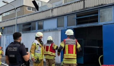 Brüh: Rauch drang aus Halle eines Industriebetriebs