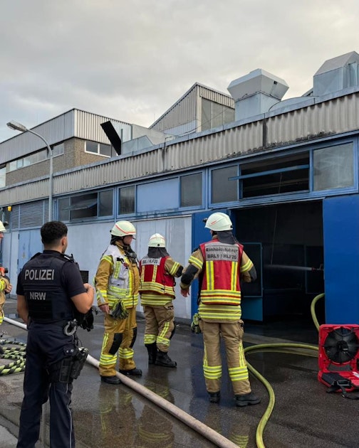Brüh: Rauch drang aus Halle eines Industriebetriebs