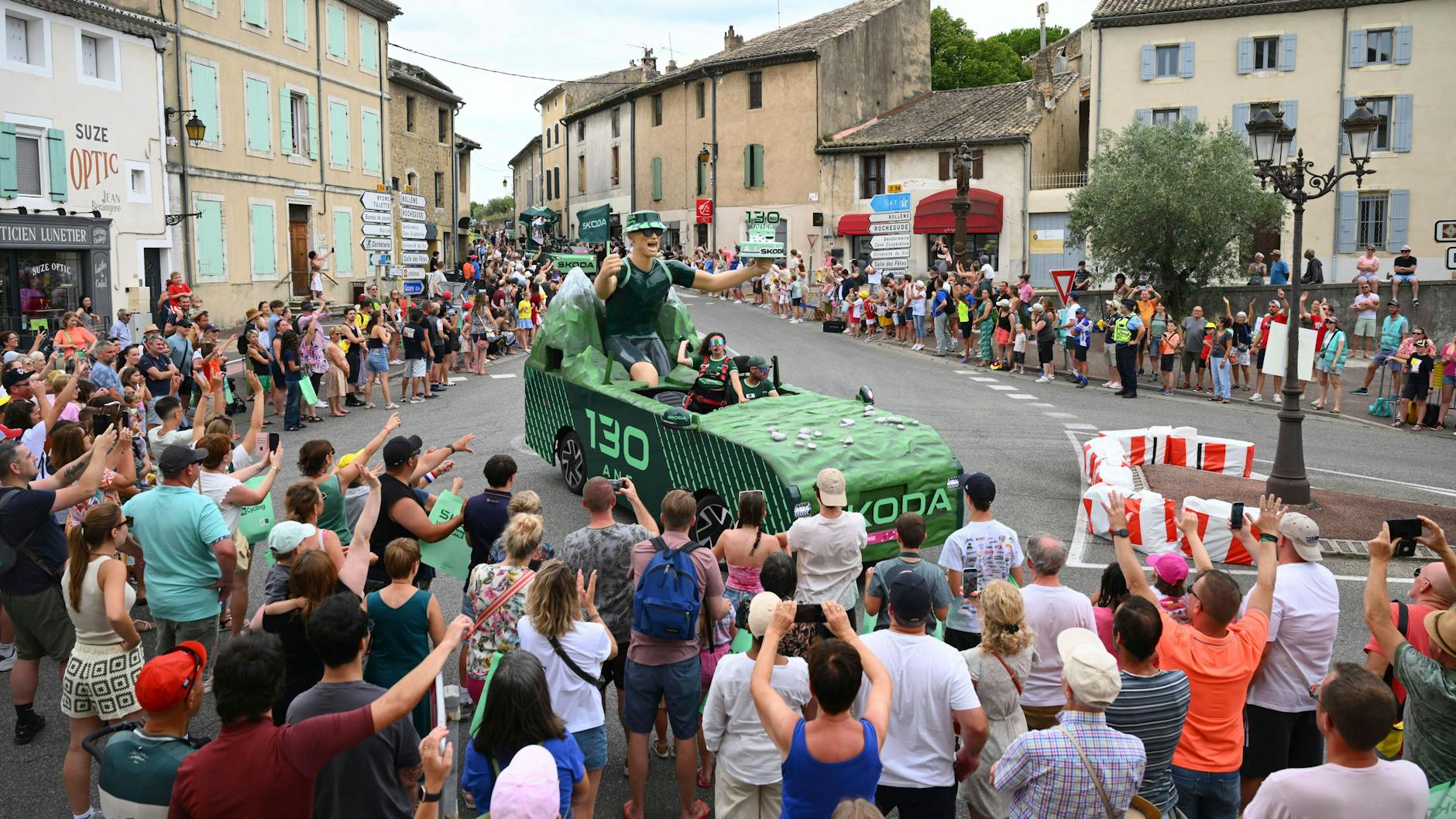Stunden vor den Fahrern sorgt die Werbe-Karawane an der Strecke der Tour de France für beste Stimmung.