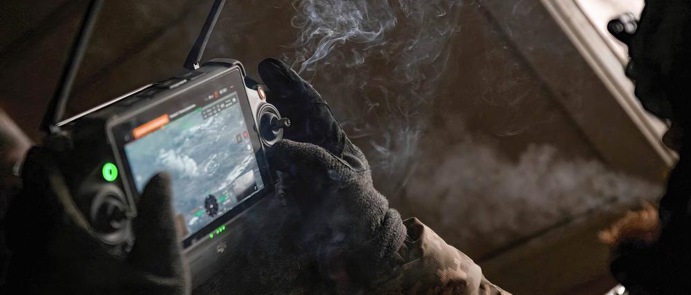 Ein ukrainischer Soldat steuert eine Drohne im Dezember 2022 im damals umkämpften Bachmut, Ukraine. 