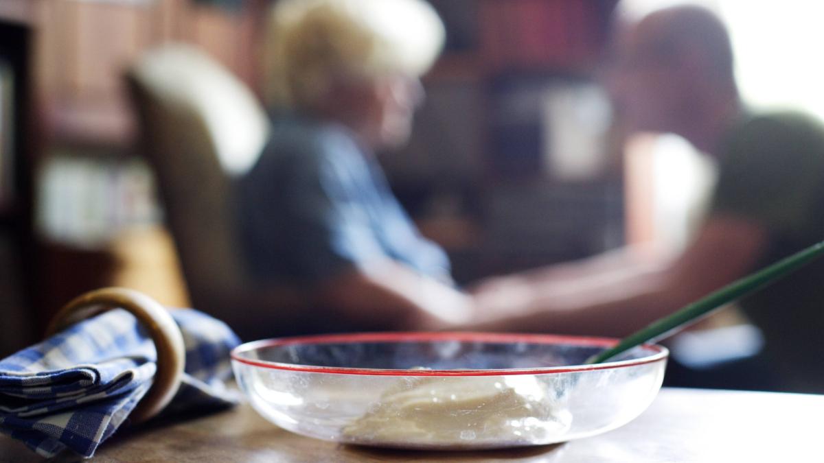 Wie Demenzkranke Essen besser annehmen