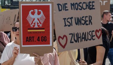 Hamburg: Hunderte demonstrieren für Wiedereröffnung der Blauen Moschee