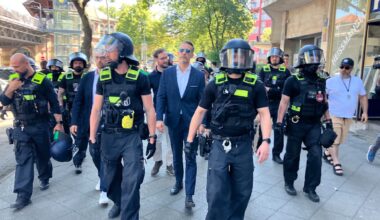Berlin: „Nazis raus“ – Wütender Protest gegen AfD-Politiker im Görlitzer Park