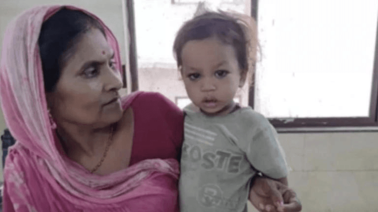 Der kleine Govinda mit seiner Mutter: Er überlebte eine Attacke einer Schlange – indem er selbst zubiss.