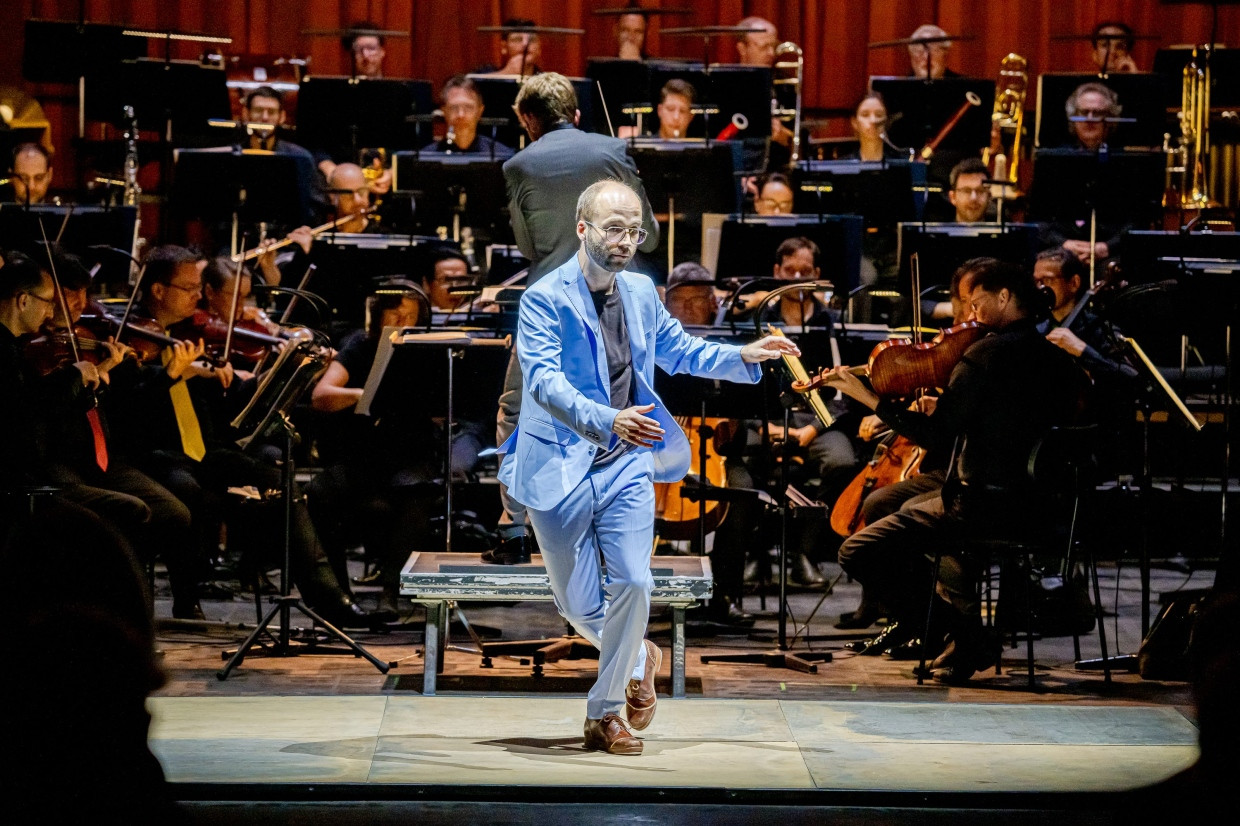 Der Percussionist des Orchesters, David Friederich, ist als Stepptänzer Solist von Morton Goulds „Tap Dance Concerto“.