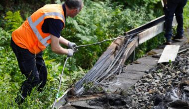 Mitarbeiter der Deutschen Bahn arbeiten an einem Gleisabschnitt in Düsseldorf. Dort wurde neben der Bahnstrecke Feuer in einem Kabeltunnel gelegt, der sechs Kabel in Mitleidenschaft zog.