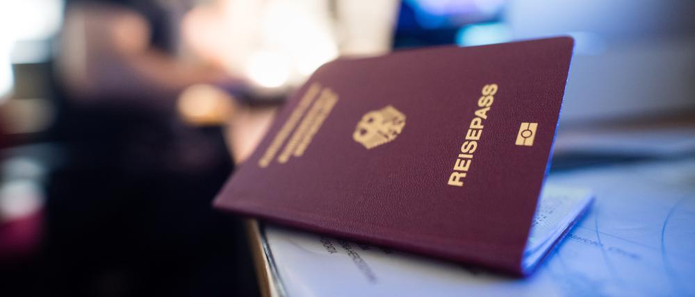 Ein deutscher Reisepass liegt in einem Labor der Kriminaltechnik der Bundespolizei. Wer über seine Herkunft gelogen hat, soll künftig bis zu zehn Jahre nach der Einbürgerung seinen deutschen Pass verlieren können. +++ dpa-Bildfunk +++