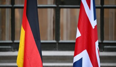 Die Landesflaggen von Großbritannien und Deutschland stehen nebeneinander.