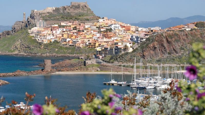 Die Altstadt von Castelsardo im Nordwesten Sardiniens (Archivbild): Die Maschine wurde in den Süden der Insel umgeleitet.