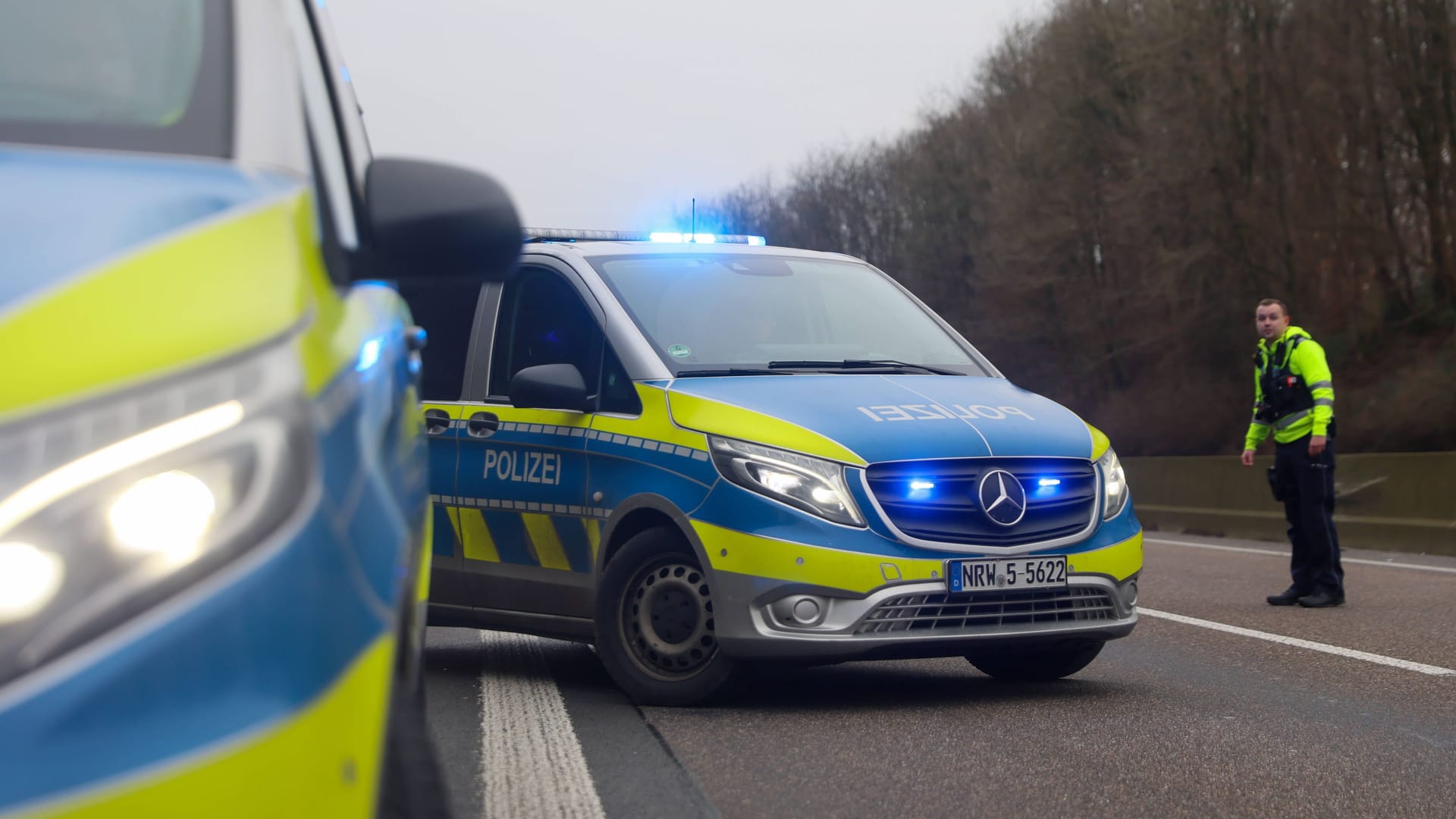 Die Autobahnpolizei im Einsatz (Symbolfoto): Am Freitagabend wurde auf der A57 ein 17-Jähriger festgenommen.
