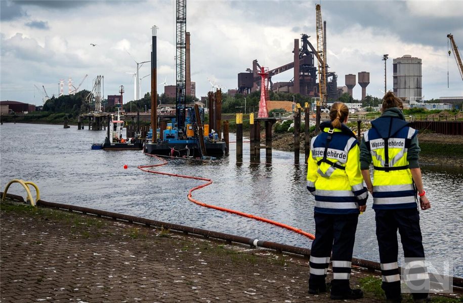 Die Bergungsarbeiten wurden laut Hafenamt gegen 19.00 Uhr beendet. Foto: Sina Schuldt/dpa