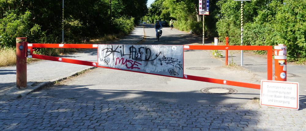 Die Berliner Bäder-Betriebe haben die Zufahrtsstraße zum Sommerbad Wilmersdorf gesperrt.