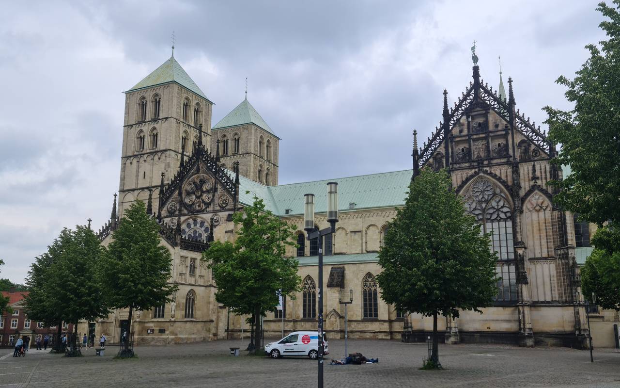 Der Dom, eine große Kirche, auf dem Domplatz in Münster.