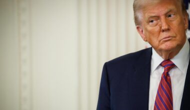 US-Präsident Donald Trump in Anzug und mit Krawatte vor einem hellen Hintergrund schaut skeptisch zur Seite