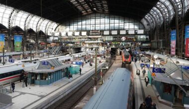 Bahn-Verspätungen nach Störungen und Böschungsbränden