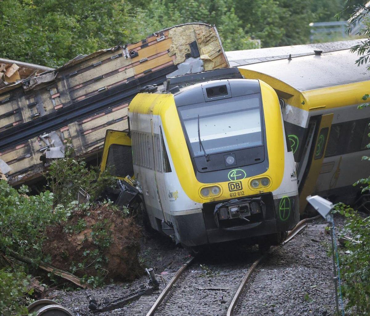 Spurensicherung am Vormittag an Zug-Unglücksstelle