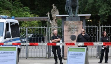 Aktivisten dringen in Tiergarten ein - einige festgeklebt