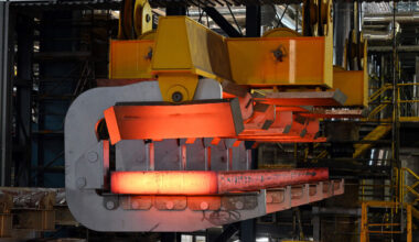 Eine_glühende_Bramme_wird_mit_einem_Kran_aus_der_Stranggießanlage_bei_Thyssenkrupp_Steel,_Duisburg,_transportiert._Rund_800_Millionen_Euro_teure_Stahlwerks-Technik_hat_Deutschlands_größter_Stahlhersteller_am_Freitag_in_Duisburg_offiziell_in_Betrieb_genommen._Dazu_zählen_unter_anderem_eine_neue_Stranggießanlage,_die_flüssigen_Stahl_in_große,_feste_Blöcke,_sogenannte_Brammen,_verwandelt.