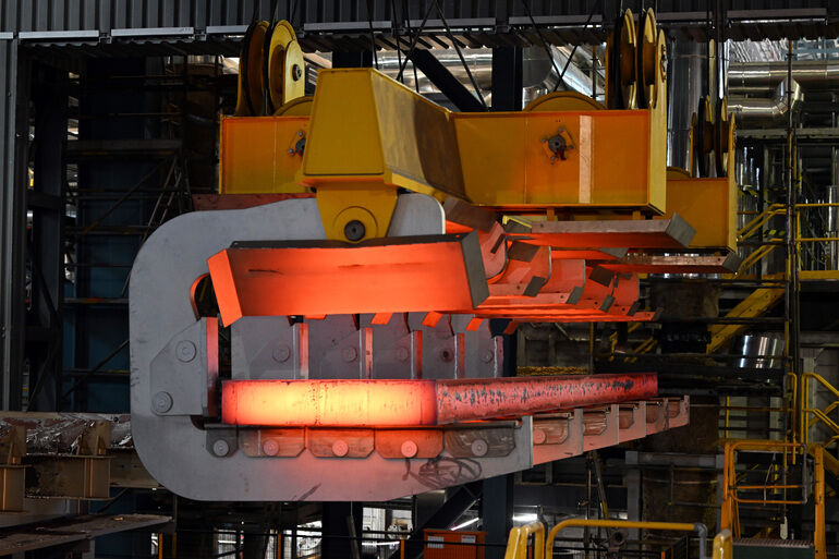 Eine_glühende_Bramme_wird_mit_einem_Kran_aus_der_Stranggießanlage_bei_Thyssenkrupp_Steel,_Duisburg,_transportiert._Rund_800_Millionen_Euro_teure_Stahlwerks-Technik_hat_Deutschlands_größter_Stahlhersteller_am_Freitag_in_Duisburg_offiziell_in_Betrieb_genommen._Dazu_zählen_unter_anderem_eine_neue_Stranggießanlage,_die_flüssigen_Stahl_in_große,_feste_Blöcke,_sogenannte_Brammen,_verwandelt.