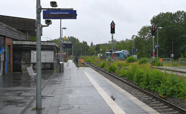 Für die ausfallenden Züge wird ein Schienenersatzverkehr mit Bussen eingerichtet und auf den Anzeigetafeln angekündigt.