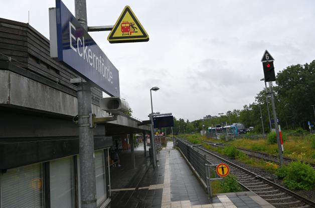 Der Eckernförder Bahnhof wird auch im April meist nachts weniger angefahren, weil auf der Strecke von Kiel nach Eckernförde und weiter nach Flensburg weiterhin Züge der Nordbahn ausfallen. Grund sind Bauarbeiten.