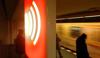 Bewaffnete Jugendliche überfallen Berliner U-Bahn-Shop