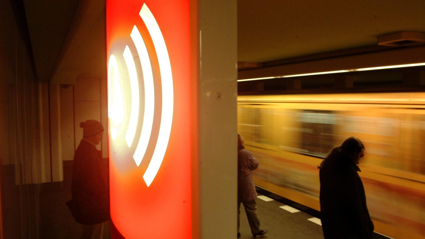 Bewaffnete Jugendliche überfallen Berliner U-Bahn-Shop