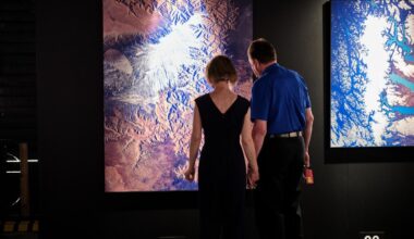 Bahnpark Augsburg präsentiert die Ausstellung „View from above“. Mit einem Astronauten ins All.