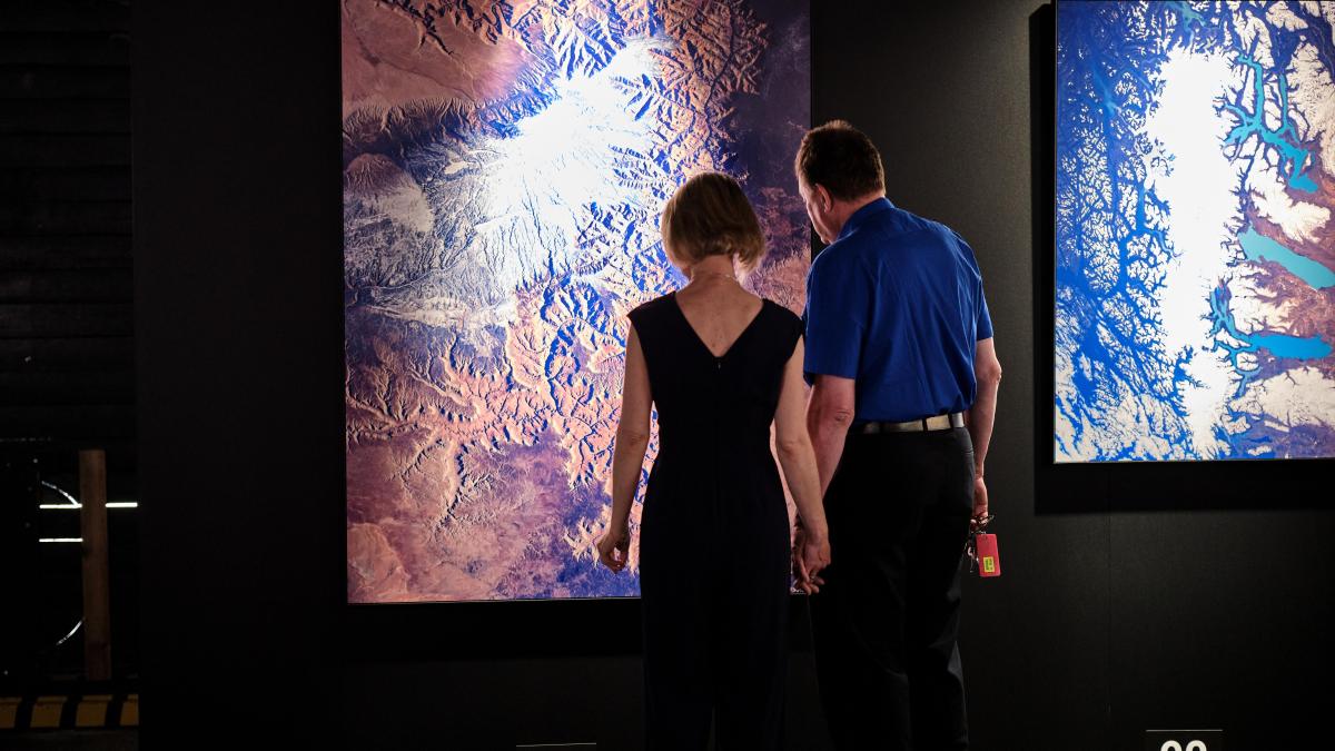 Bahnpark Augsburg präsentiert die Ausstellung „View from above“. Mit einem Astronauten ins All.