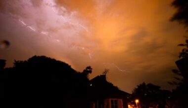 Unwetter wütet in Duisburg ++ Blitz schlägt in Haus ein ++ Feuer!