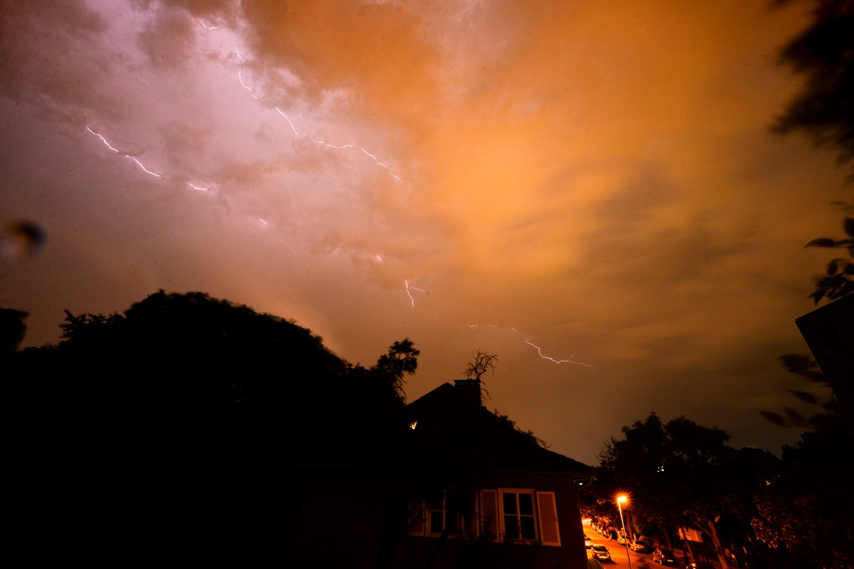 Unwetter wütet in Duisburg ++ Blitz schlägt in Haus ein ++ Feuer!