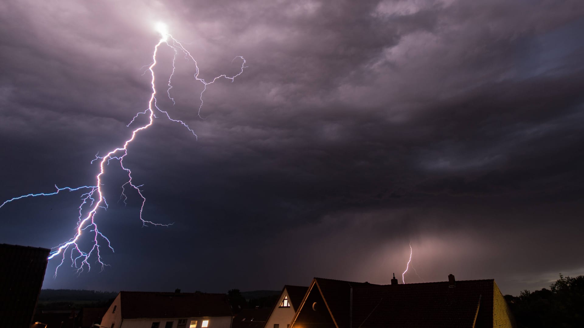 Dunkle Wolken und Blitze am Himmel: Besonders im Westen Niedersachsens kann es krachen.